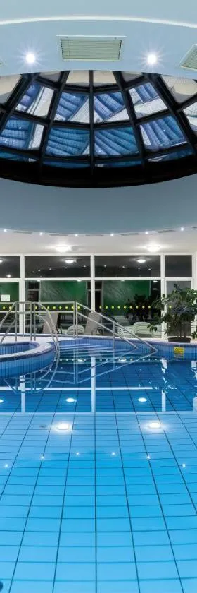 Napfény Hotel，位于佐洛卡罗斯的酒店