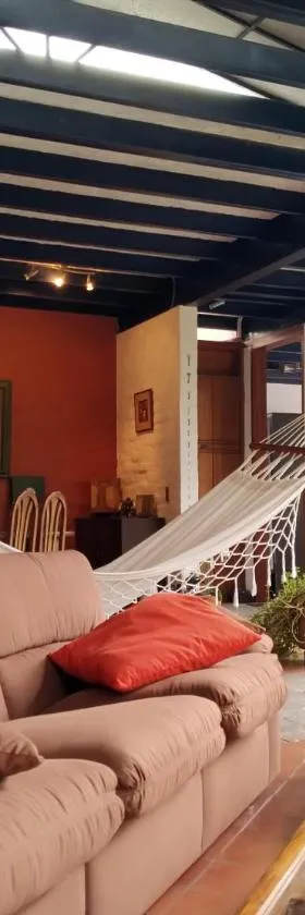 Casa del Aguacate Cumbaya - Tumbaco，位于Cumbayá的酒店