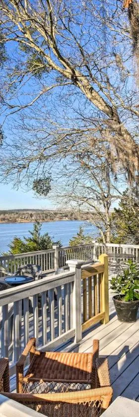 Unique Camden Waterfront with Spectacular Views!，位于肯顿的酒店