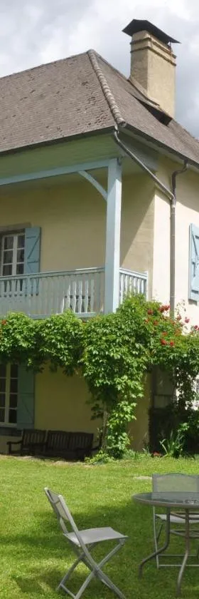 Gîte d'étape Le Couvent d'Ossau，位于Louvie Juzon的酒店