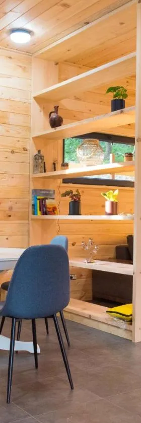 Incredibly cozy six-person villa with a private yard, mountain views, kitchen, bath and living room Svaneti Countryside 2，位于Sgobuldi的酒店