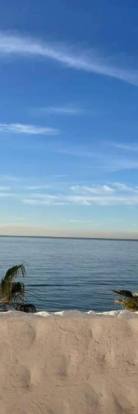 Ático sobre el Mar，位于贝纳哈拉菲的酒店