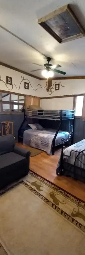 Acorn Hideaways Canton Old West Bunkhouse for 9 - Trail's End Corral，位于坎顿的酒店