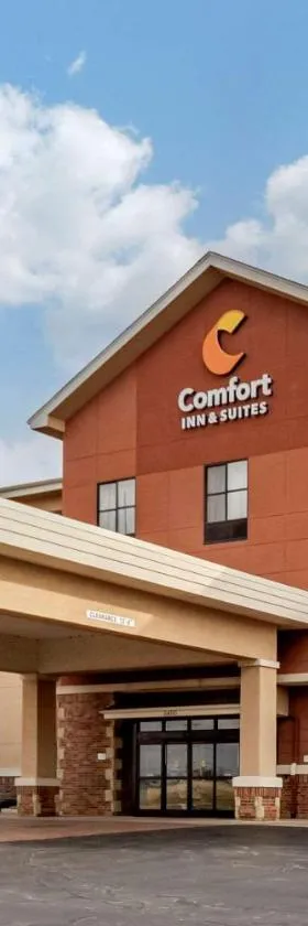 Comfort Inn & Suites Shawnee North near I-40，位于肖尼的酒店