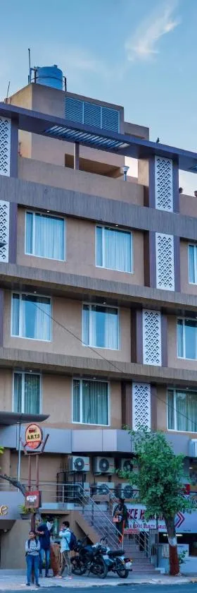 Hotel Pleasant Lake，位于艾哈迈达巴德的酒店