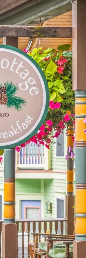 Pine Cottage Bed & Breakfast，位于麦基诺岛的酒店