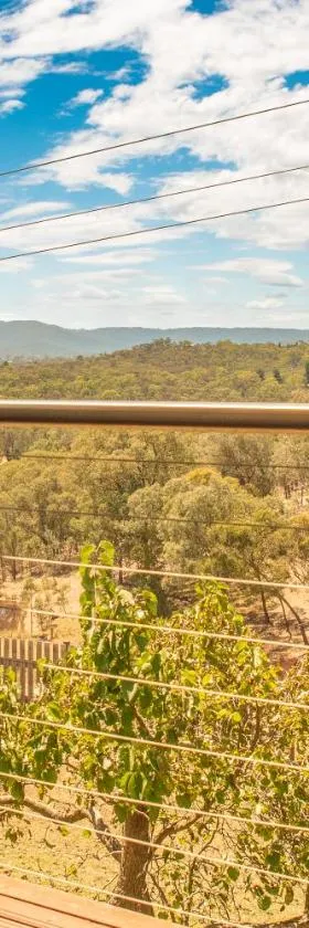 The views!Lovely apartment on acreage with magnificent views, dog friendly，位于Panton Hill的酒店