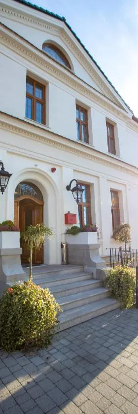 Hotel i Restauracja na Skarpie，位于希隆斯克地区宗布科维采的酒店