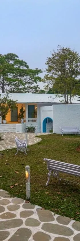 SaffronStays Kairos Zeus, Karjat - Greek style pool villa near Camp Max，位于卡尔贾特的酒店