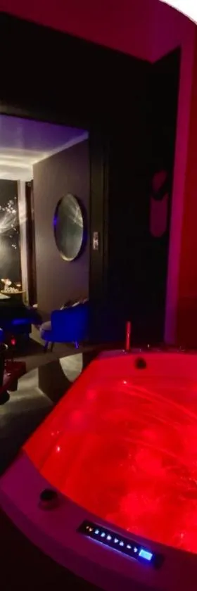 SUITE KASSIOPEE, romantisme, balnéo, sauna，位于坎佩尔雷的酒店