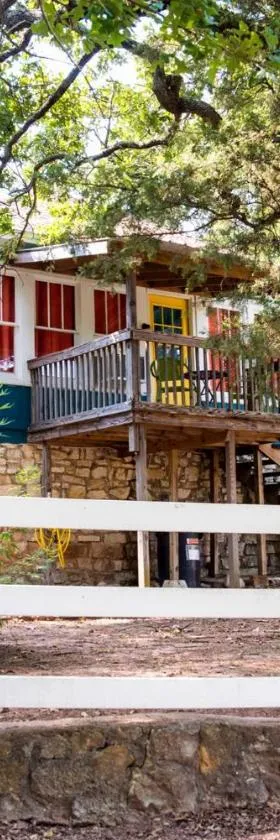 The Bluebird Cottage Style Cabin with Hot Tub near Turner Falls and Casinos，位于Davis的酒店