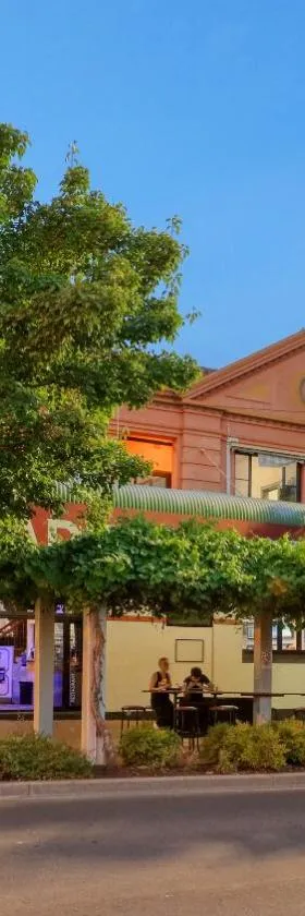 Broadway Hotel，位于帕克斯的酒店