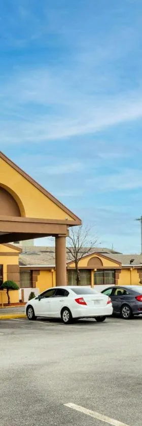 Suburban Studios Buffalo Airport，位于奇克托瓦加的酒店