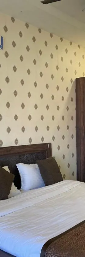 Hotel Royal Embassy，位于Tinsukia的酒店