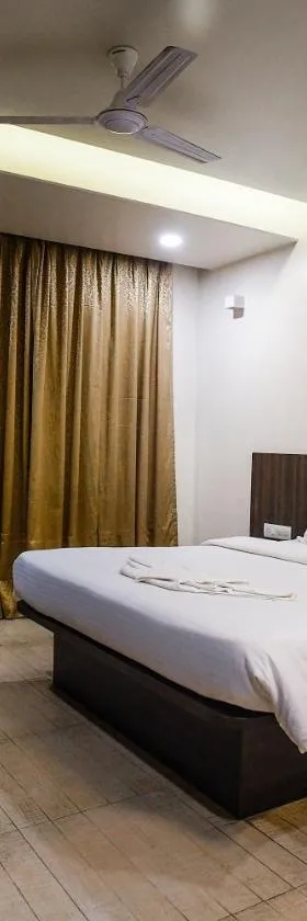 Hotel Manasi INN，位于萨塔拉的酒店