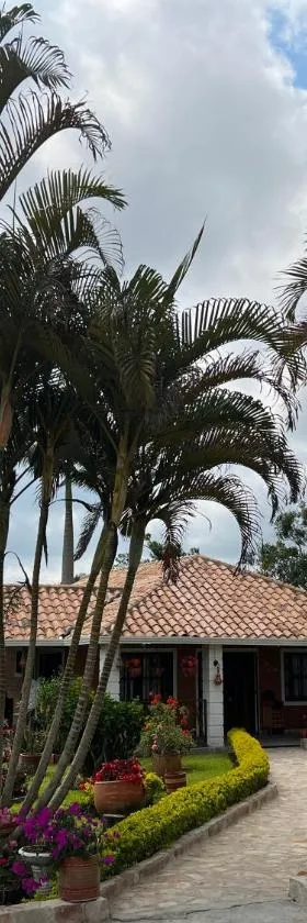 Hermosa Cabana con bonito Jardin y piscina en la Mesa de los Santos，位于Los Curos的酒店