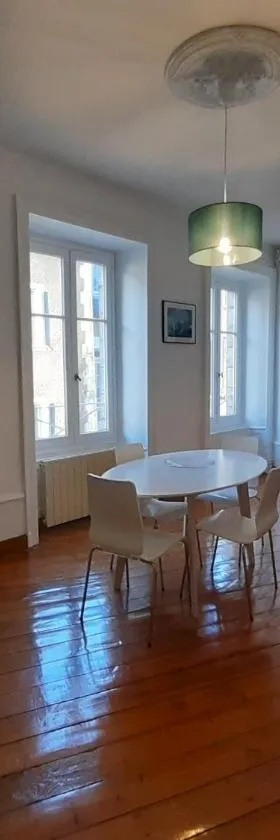 Tulle Centre : grand et bel appartement，位于图勒的酒店