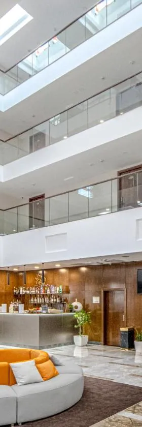 Willis Hotel Business & Wellness，位于佐洛埃格塞格的酒店