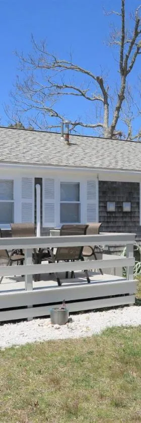 2 Minute Walk to Beach, Cape Cod Escape，位于丹尼斯港的酒店