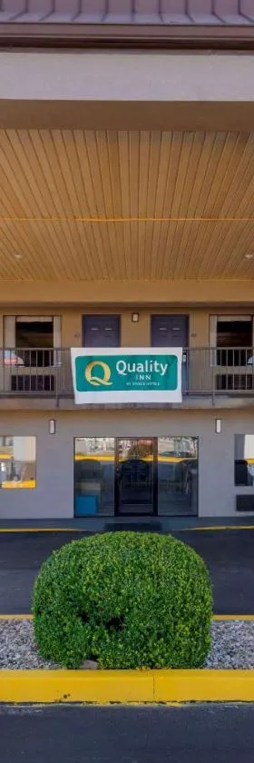 Quality Inn，位于阿什本的酒店