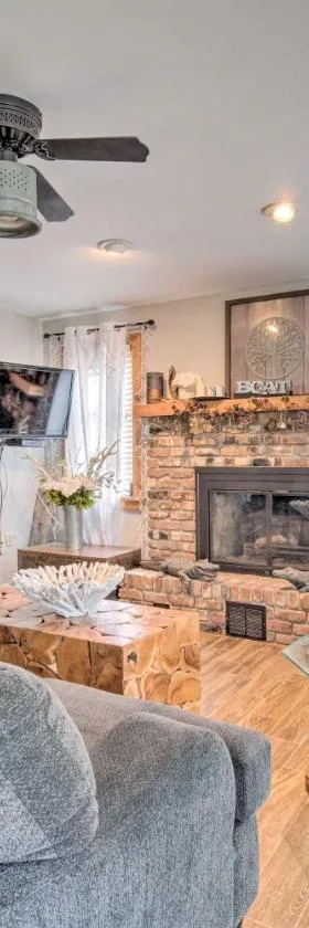 Unplugged Withlacoochee Riverfront Retreat!，位于布什奈尔的酒店