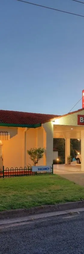 Bishops Lodge Narrandera，位于纳兰德拉的酒店