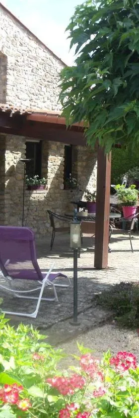 L' Esterlanges SUITE FAMILLE 2 chambres 4 personnes PROCHE PUYduFOU，位于Saint-Vincent-Sterlanges的酒店