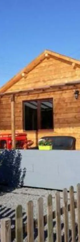 Le Chalet Castor - Camping International - Bomal - Durbuy，位于博马勒的酒店