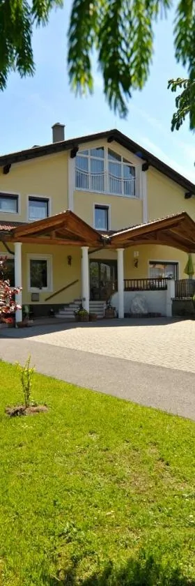 Biohof Naturzeit Faaker See，位于法克湖畔杜罗博拉赫的酒店