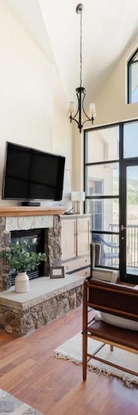 Mountain Views Galore - Avon Condo - Walk to Town，位于埃文的酒店