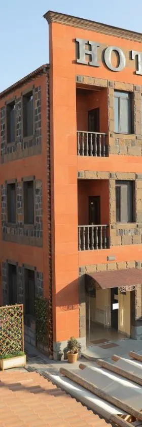 H Resort Hotel Vagharshapat Armenia，位于Vagharshapat的酒店