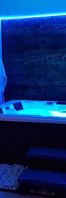 Cosy Love & Spa Love room avec spa, hammam et sauna privatif，位于Cemboing的酒店