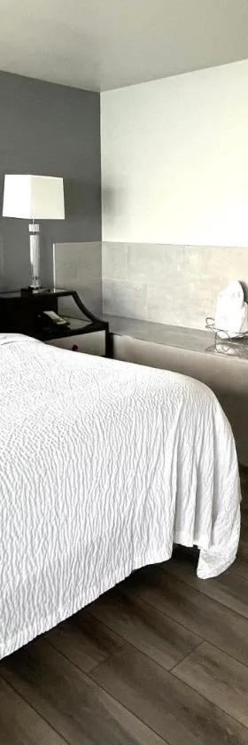 Tides Inn & Suites，位于汤森港的酒店