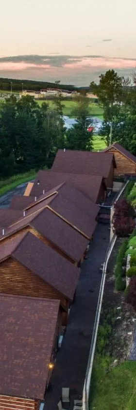 The Lodges at Sunset Village，位于麦克亨利的酒店