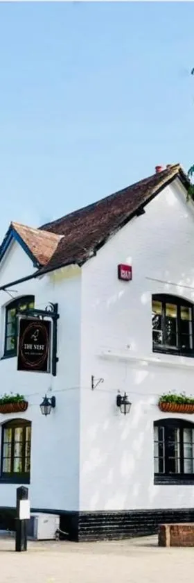 The Nest Hotel & Restaurant，位于彼得斯菲尔德的酒店