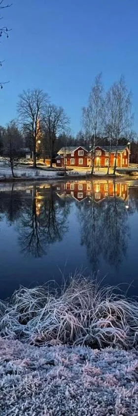 Romantic Cabin right on the lake with fire place，位于Stjärnsund的酒店