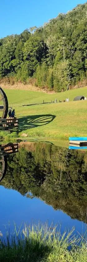 Ahaura Lodge & Waterwheel Farm Stay，位于Totara Flat的酒店