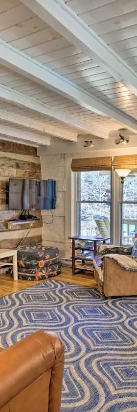 Riverfront Home with Fire Pit and Deck in Lansing，位于Lansing的酒店