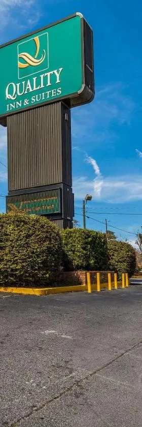 Quality Inn & Suites Conference Center Statesboro Historic District，位于斯泰茨伯勒的酒店