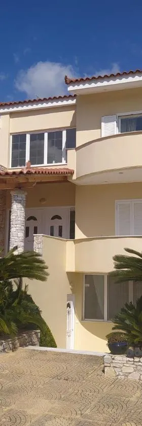 VILLA ALKMINI NEAR THE AIRPORT，位于韦瑞洛纳的酒店