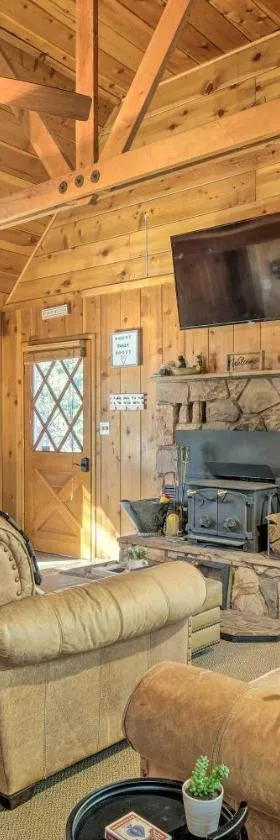 3 Mi to Big Trees State Park Cabin with Scenic Deck，位于阿诺德的酒店