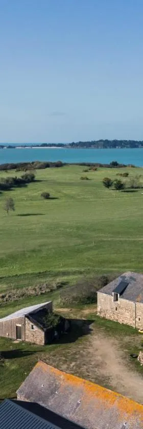 La Ferme du golf, gîte atypique et artistique，位于朗西厄的酒店