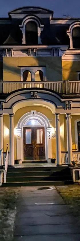 Mini Mansion Hotel near public transportation is the yellow and green house on the corner of 8th st and Madison avenue，位于普兰菲尔德的酒店