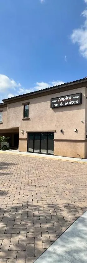 ASPIRE INN & SUITES Orange，位于奥兰治的酒店
