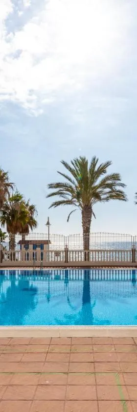 50 mts beach with sea views pool，位于阿尔加罗沃的酒店
