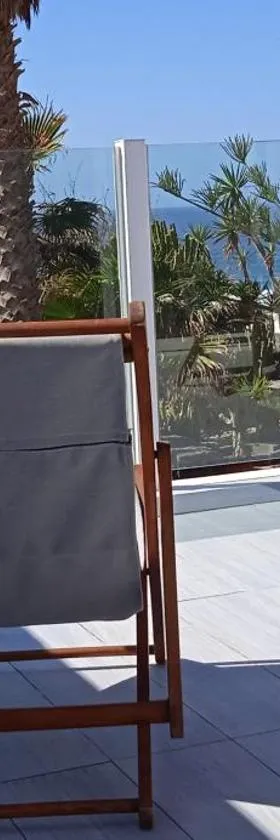 360 view to ocean and cliffs，位于法马拉的酒店