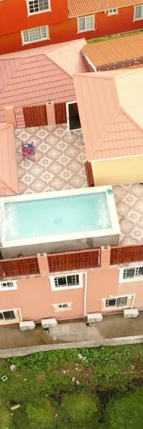 Royal Vybez Vacation Homes，位于Spanish Town的酒店