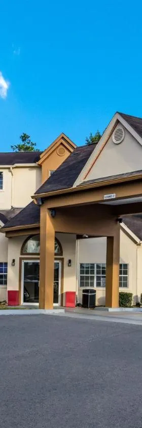 Red Roof Inn PLUS+ & Suites Savannah – I-95，位于萨凡纳的酒店