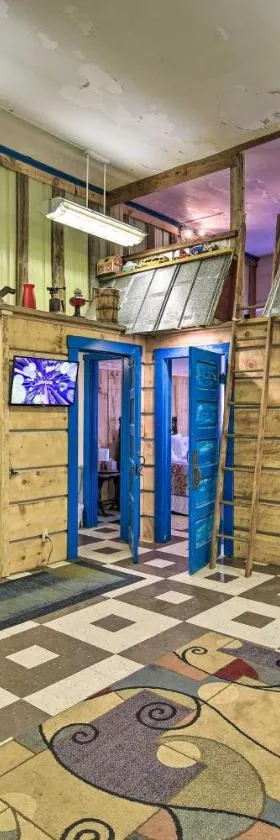 Unique ATV Apartment in Remodeled Schoolhouse，位于Gary的酒店