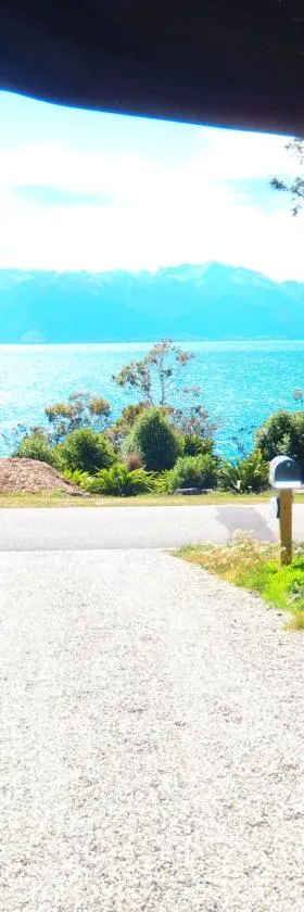 Lakefront Fantail Cottage Lake Hawea, Wanaka，位于哈威亚湖的酒店